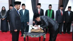 Bupati Sumenep Achmad Fauzi Wongsojudo melantik empat pejabat pimpinan tinggi pratama