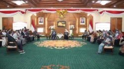 Bupati Bangkalan Lukman Hakim bertemu Khofifah membahas investasi