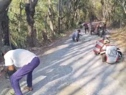 Jalan Rusak di Giligenting Rawan Kecelakaan, Warga Perbaiki Secara Swadaya