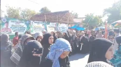 Karnaval budaya Maulid Nabi Giligenting diiringi Drumband Nada Yasros