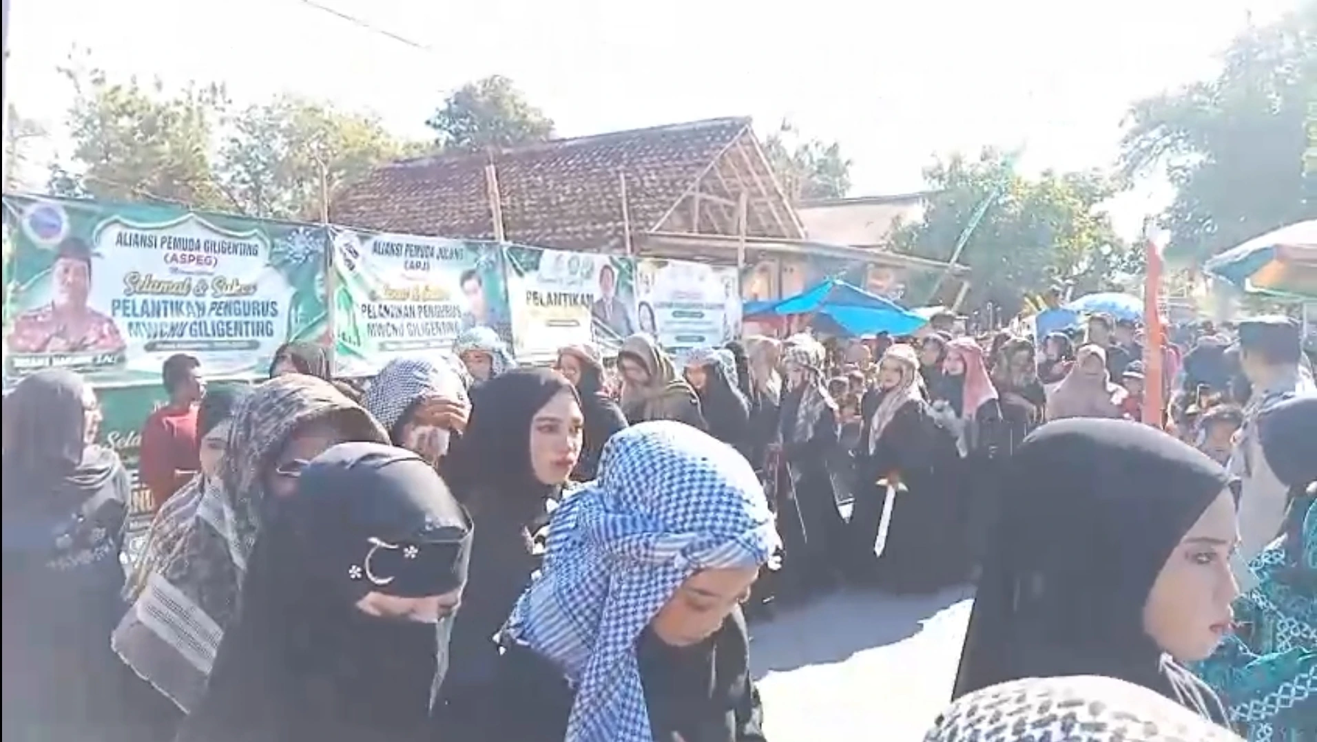 Karnaval budaya Maulid Nabi Giligenting diiringi Drumband Nada Yasros