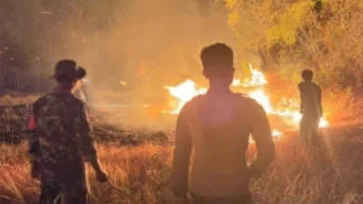 Petugas dan warga memadamkan kebakaran lahan kosong di Desa Alasmalang Raas Sumenep