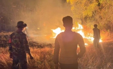 Petugas dan warga memadamkan kebakaran lahan kosong di Desa Alasmalang Raas Sumenep