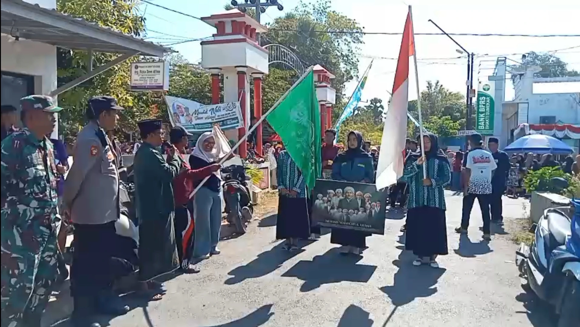 KH Abdullah Anwar melepas karnaval Maulid Nabi di Giligenting Sumenep
