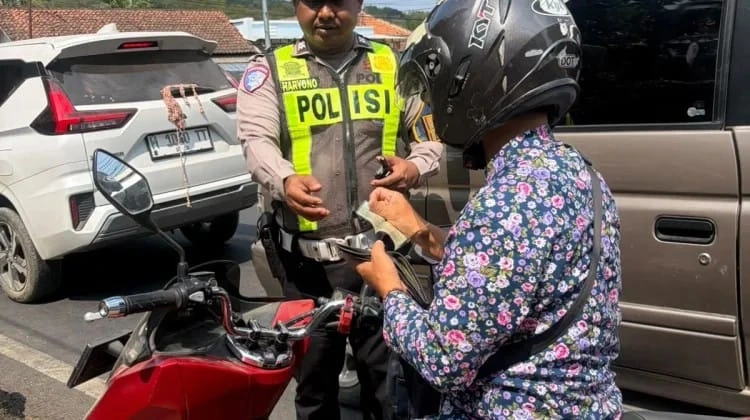 Operasi gabungan Satlantas Polresta Sumenep dan Bapenda di Jalan Raya Lalangon