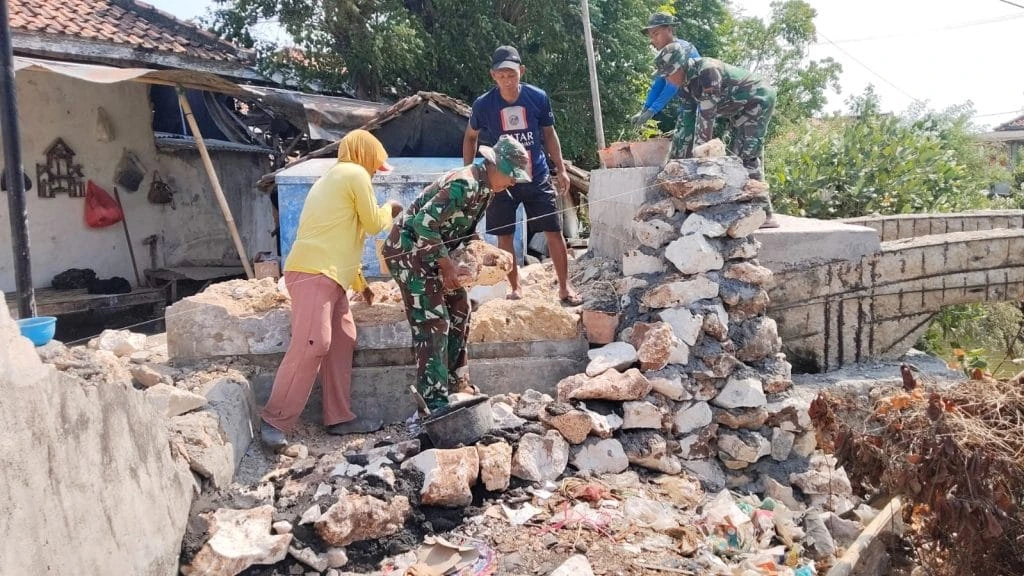 Pengecoran pondasi Jembatan Duko di Desa Banjar Barat Gapura Sumenep