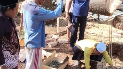 Peletakan batu pertama pembangunan Mushallah Nur Muhammad di Aenganyar Giligenting Sumenep