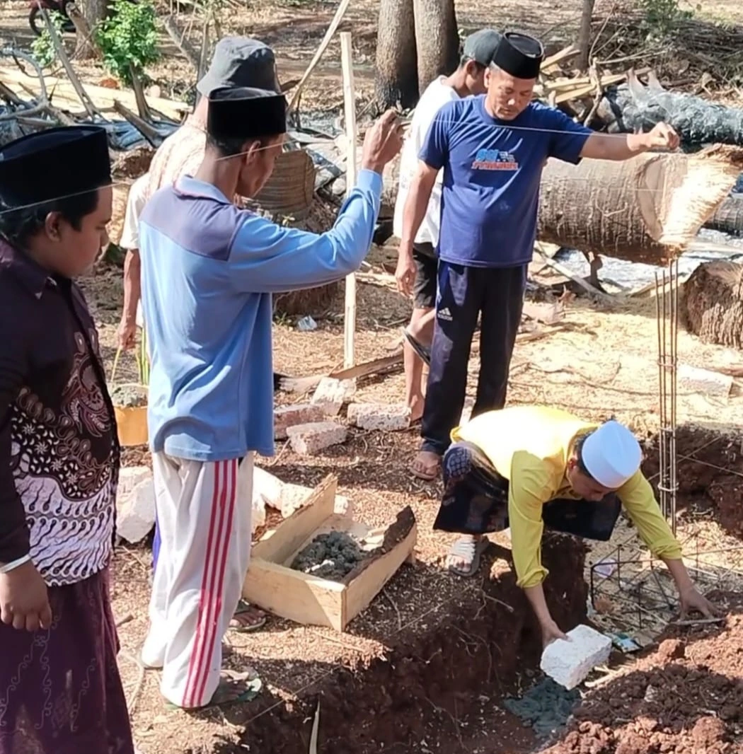 Peletakan batu pertama pembangunan Mushallah Nur Muhammad di Aenganyar Giligenting Sumenep