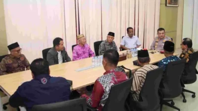 Kapolresta Sumenep Ariek Indra Sentanu bersama masyarakat Kepulauan Kangean Sapeken
