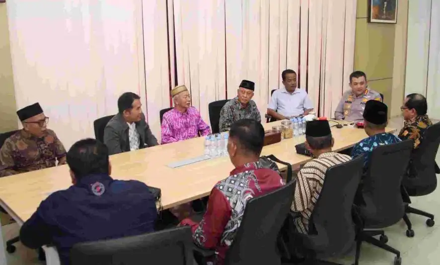 Kapolresta Sumenep Ariek Indra Sentanu bersama masyarakat Kepulauan Kangean Sapeken