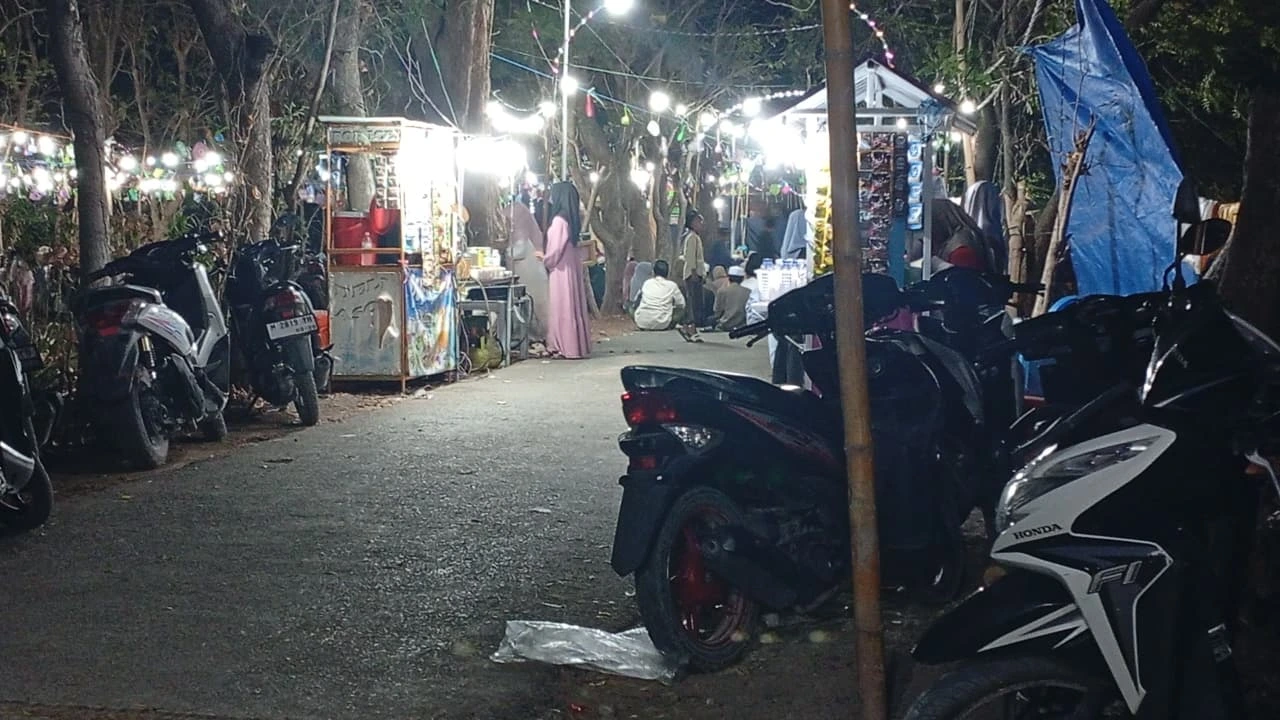 PKL berjualan saat Rokat Kampong Julung di Giligenting Sumenep