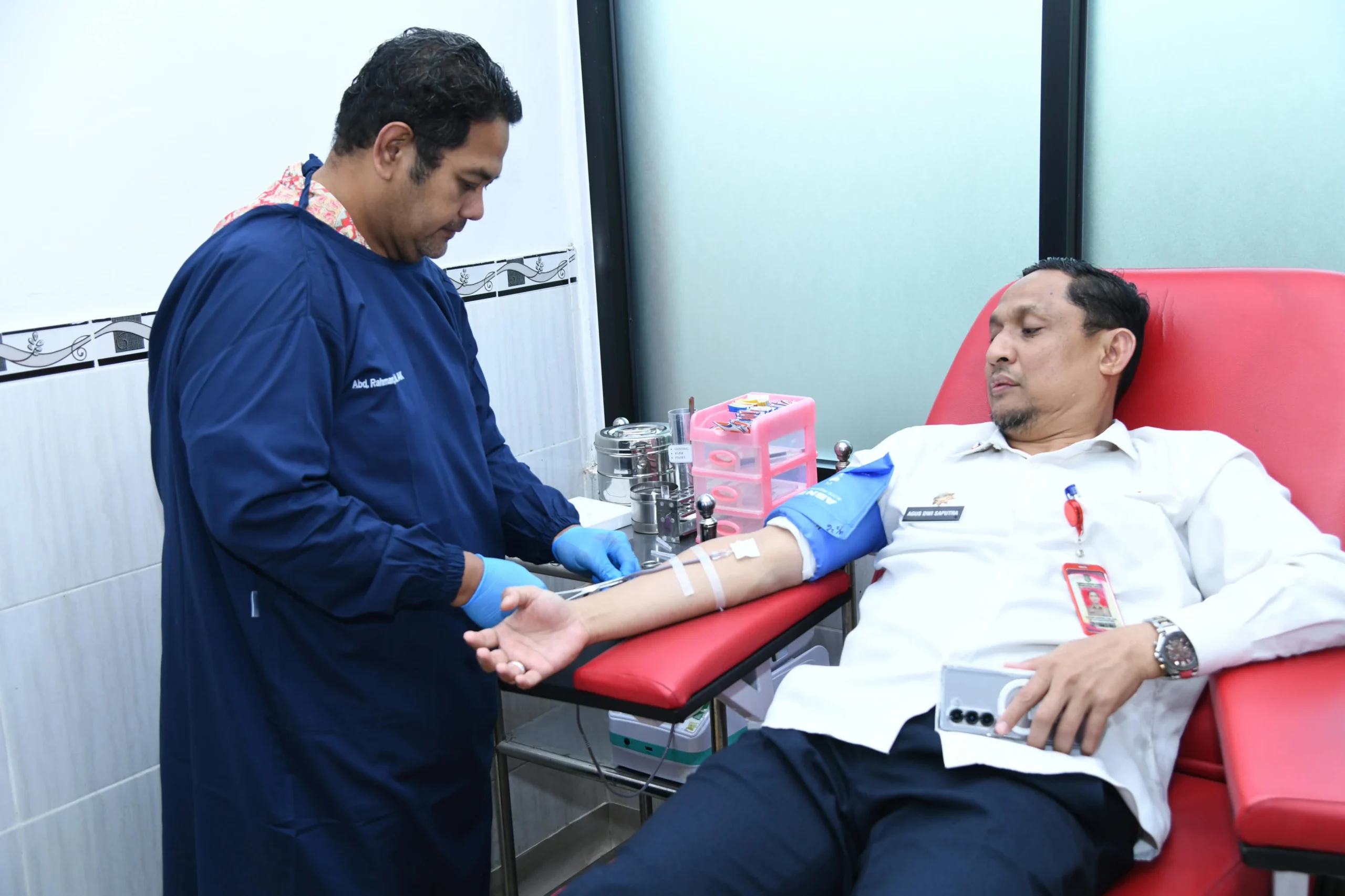 Sekda Sumenep Agus Dwi Saputra ikut donor darah bersama ASN