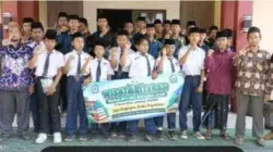 60 Siswa MTs-MA Bustanul Ulum Ellak Daya Kunjungi Perpustakaan Sumenep, Perkuat Budaya Literasi 3 Siswa MTs-MA Bustanul Ulum Ellak Daya mengikuti wisata literasi di Dispusip Kabupaten Sumenep