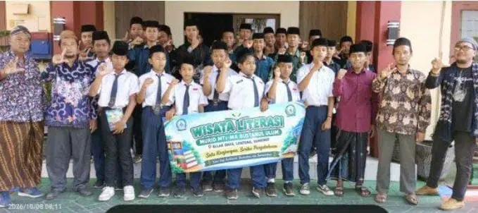 Siswa MTs-MA Bustanul Ulum Ellak Daya mengikuti wisata literasi di Dispusip Kabupaten Sumenep