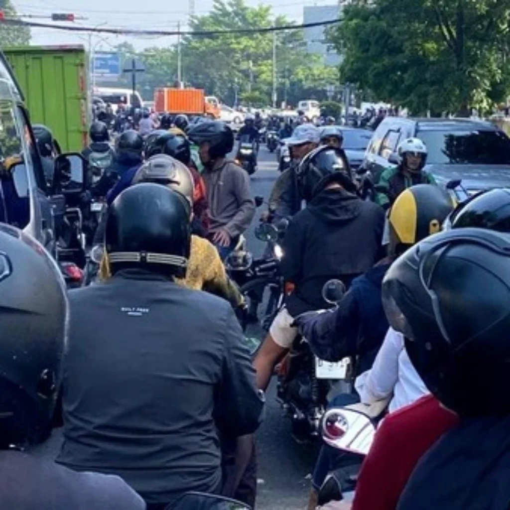 Pengendara motor memotong antrean di Jalan Ibrahim Adjie Bandung