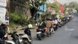 Antrean BBM di Klungkung Mengular hingga 500 Meter, Warga Sudah Mengantre Sejak Pukul 03.00 WITA 3 Antrean BBM Klungkung di SPBU Besang mencapai sekitar 500 meter