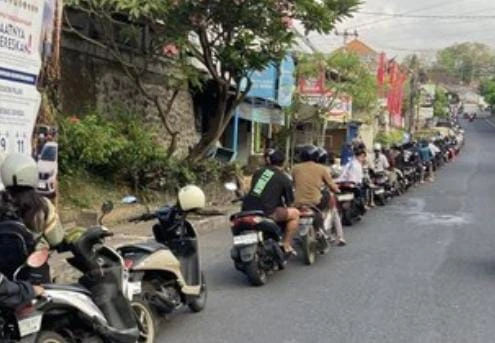Antrean BBM Klungkung di SPBU Besang mencapai sekitar 500 meter