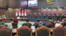 Atase Pendidikan KBRI Singapura dan Australia memberikan keterangan dalam sidang PHPU di MK