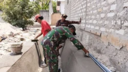 Babinsa Koramil Raas dan Warga Bangun Saluran Irigasi di Desa Kropoh