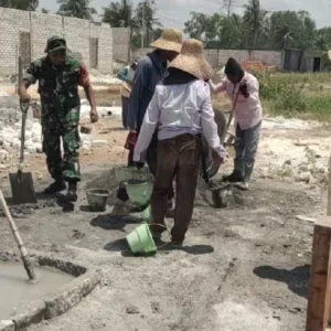 Babinsa Koramil Saronggi Gotong Royong Bangun Rumah Warga di Sumenep