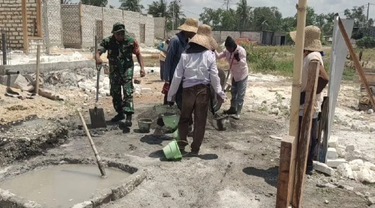 Babinsa Saronggi Jusa gotong royong membangun rumah warga di Sumenep