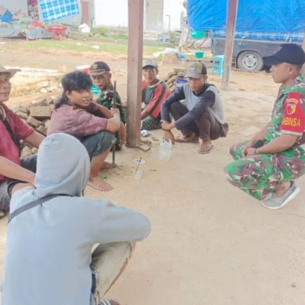 Babinsa Saronggi Sugiyanto Komsos bersama warga Desa Langsar Sumenep