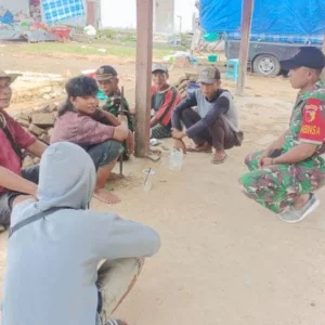 Babinsa Koramil Saronggi Perkuat Komsos dengan Warga Desa Langsar Sumenep