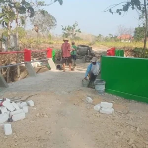 Babinsa dan Warga Gotong Royong Cat Jembatan di Lenteng Barat Sumenep