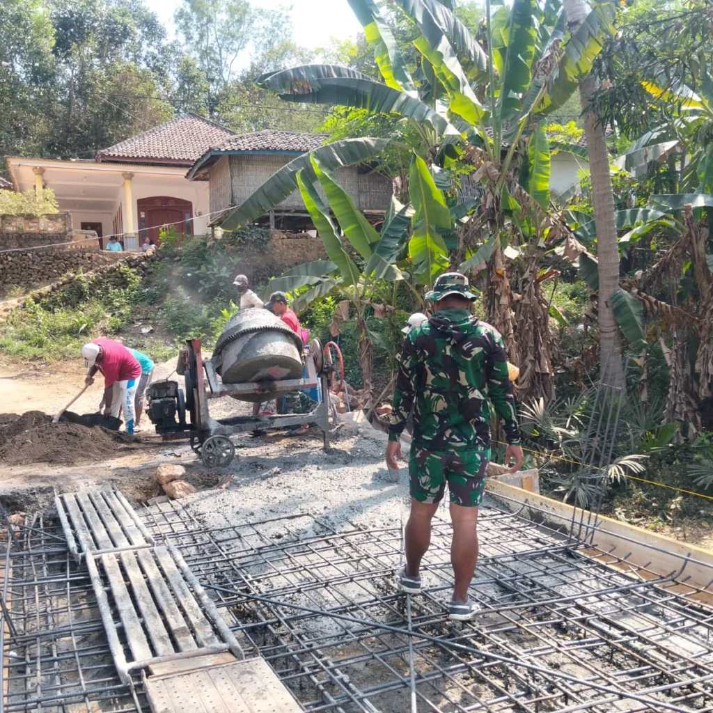 Babinsa dan warga gotong royong mengecor jembatan beton Desa Mandala Rubaru Sumenep