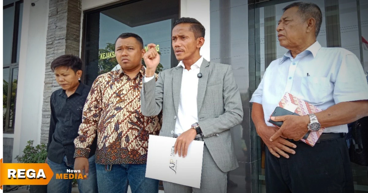 Penyerahan bukti dugaan korupsi Disdik Sampang kepada Kejaksaan Negeri Sampang