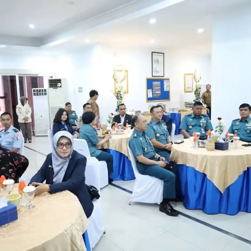 Bupati Bangkalan Lukman Hakim menerima brevet kehormatan kesehatan penyelaman dan hiperbarik