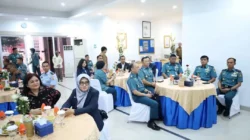 Bupati Bangkalan Lukman Hakim menerima brevet kehormatan kesehatan penyelaman dan hiperbarik