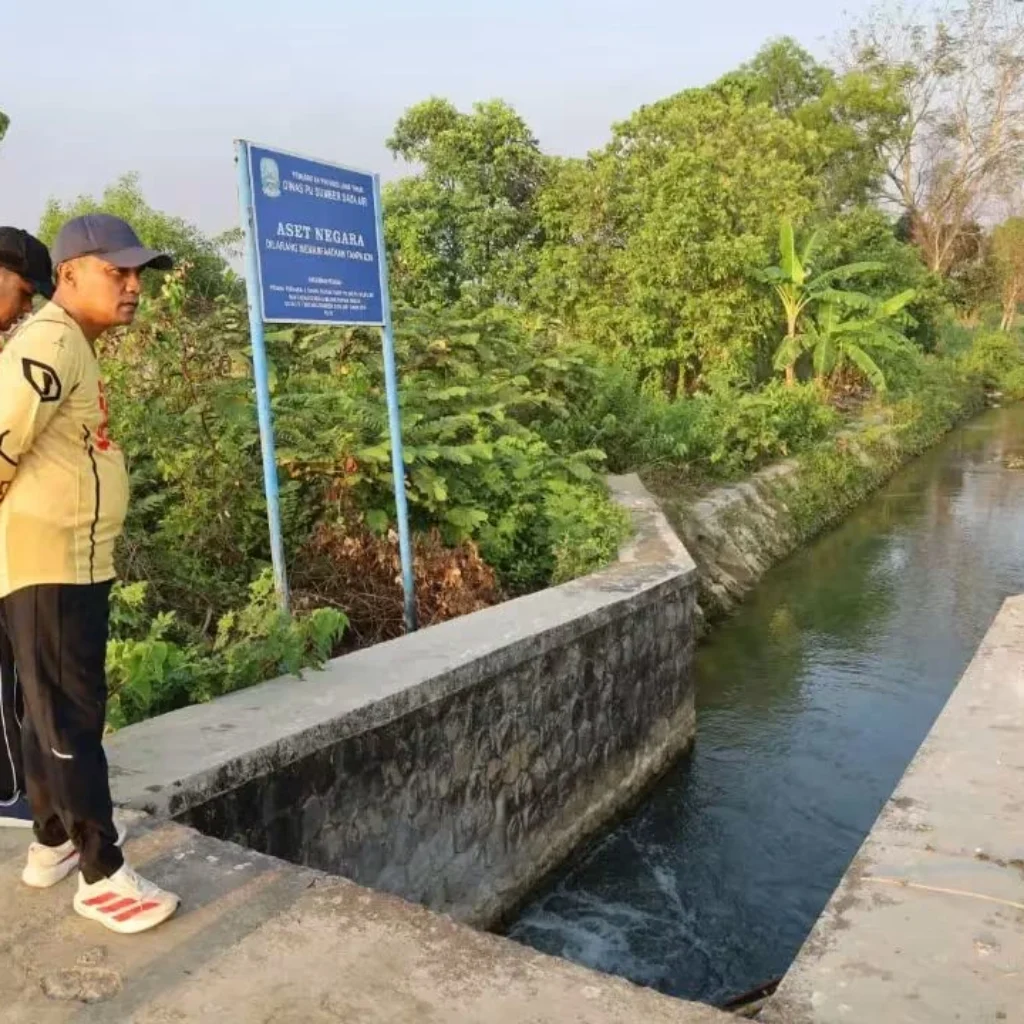 Bupati Bangkalan Lukman Hakim meninjau pompa PDAM Desa Langkap Tragah