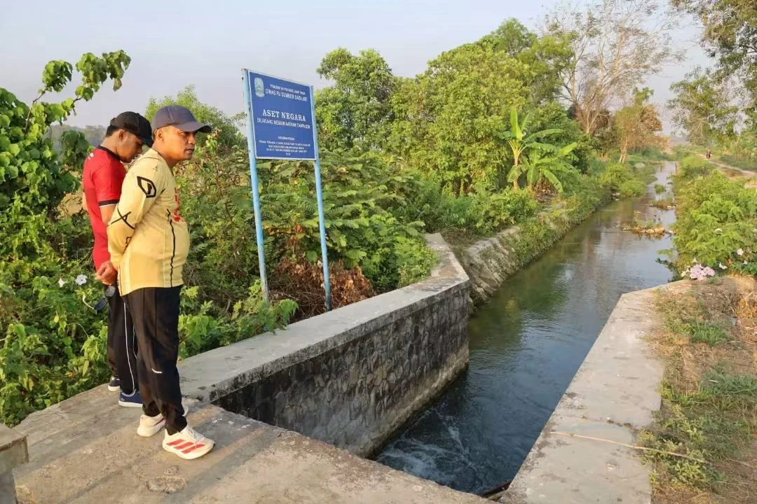 Bupati Bangkalan Lukman Hakim meninjau pompa PDAM Desa Langkap Tragah