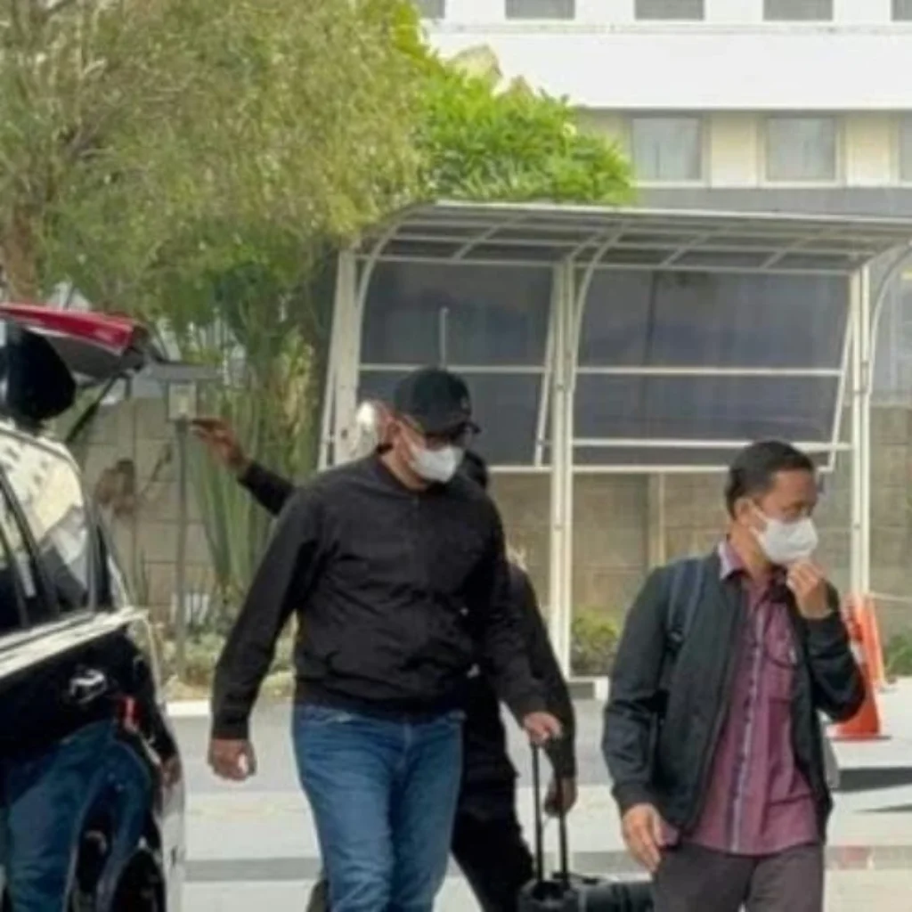 Bupati Klaten Hamenang Tiba di KPK Usai OTT, Penyidikan Resmi Dimulai 9 Bupati Klaten Hamenang Wajar Ismoyo tiba di Gedung KPK Jakarta usai OTT
