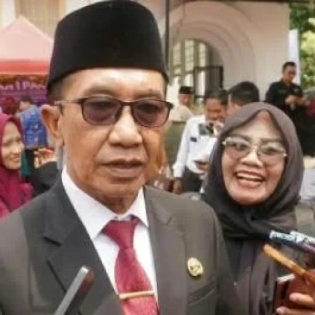 Bupati Pamekasan Kholilurrahman mengapresiasi produk UMKM siswa SMA dan SMK di bazar Hari Sumpah Pemuda 2026.
