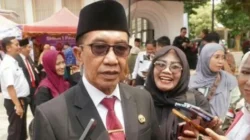 Bupati Pamekasan Kholilurrahman mengapresiasi produk UMKM siswa SMA dan SMK di bazar Hari Sumpah Pemuda 2026.