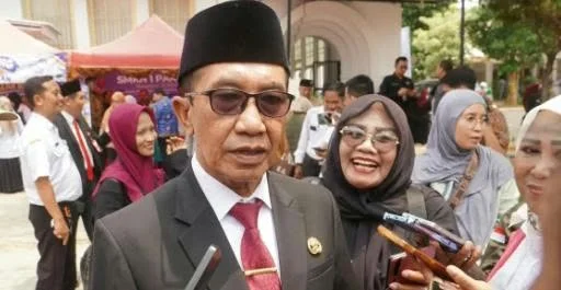 Bupati Pamekasan Kholilurrahman mengapresiasi produk UMKM siswa SMA dan SMK di bazar Hari Sumpah Pemuda 2026.