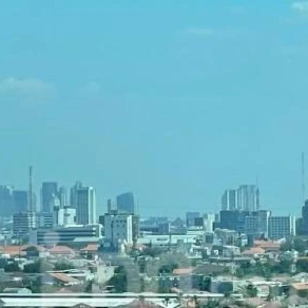 Prakiraan cuaca Surabaya 23 Oktober 2026 cerah hingga malam dengan suhu udara mencapai 36 derajat Celsius