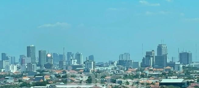 Prakiraan cuaca Surabaya 23 Oktober 2026 cerah hingga malam dengan suhu udara mencapai 36 derajat Celsius