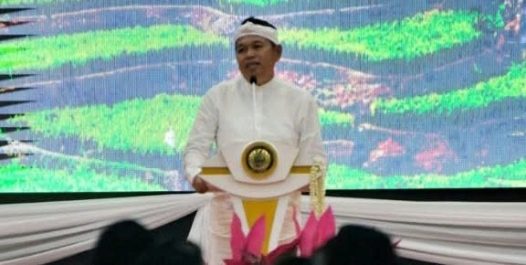 Dedi Mulyadi menyambut penerbangan perdana Rimbun Air rute Jakarta Tasikmalaya di Bandara Wiriadinata