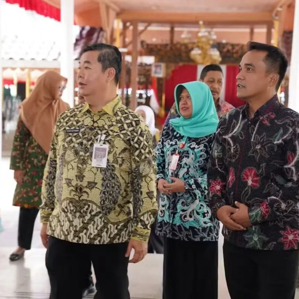 Dirjen Dukcapil Teguh Setyabudi meninjau pelayanan adminduk dan menyerahkan Kartu Keluarga kepada warga di MPP Bangkalan