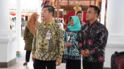 Dirjen Dukcapil Teguh Setyabudi meninjau pelayanan adminduk dan menyerahkan Kartu Keluarga kepada warga di MPP Bangkalan