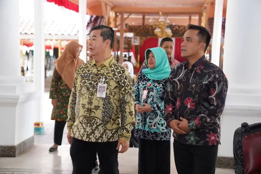 Dirjen Dukcapil Teguh Setyabudi meninjau pelayanan adminduk dan menyerahkan Kartu Keluarga kepada warga di MPP Bangkalan