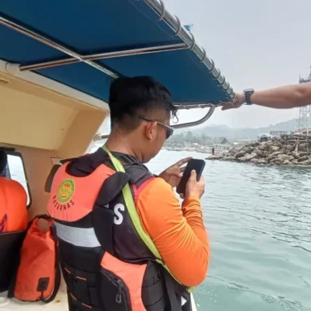 Tragedi Pantai Istiqomah Sukabumi: Dua Pelajar Terseret Ombak, Satu Masih Hilang 15 Tim melakukan pencarian pelajar yang terseret ombak di Pantai Istiqomah Sukabumi