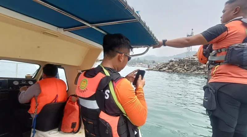 Tim melakukan pencarian pelajar yang terseret ombak di Pantai Istiqomah Sukabumi