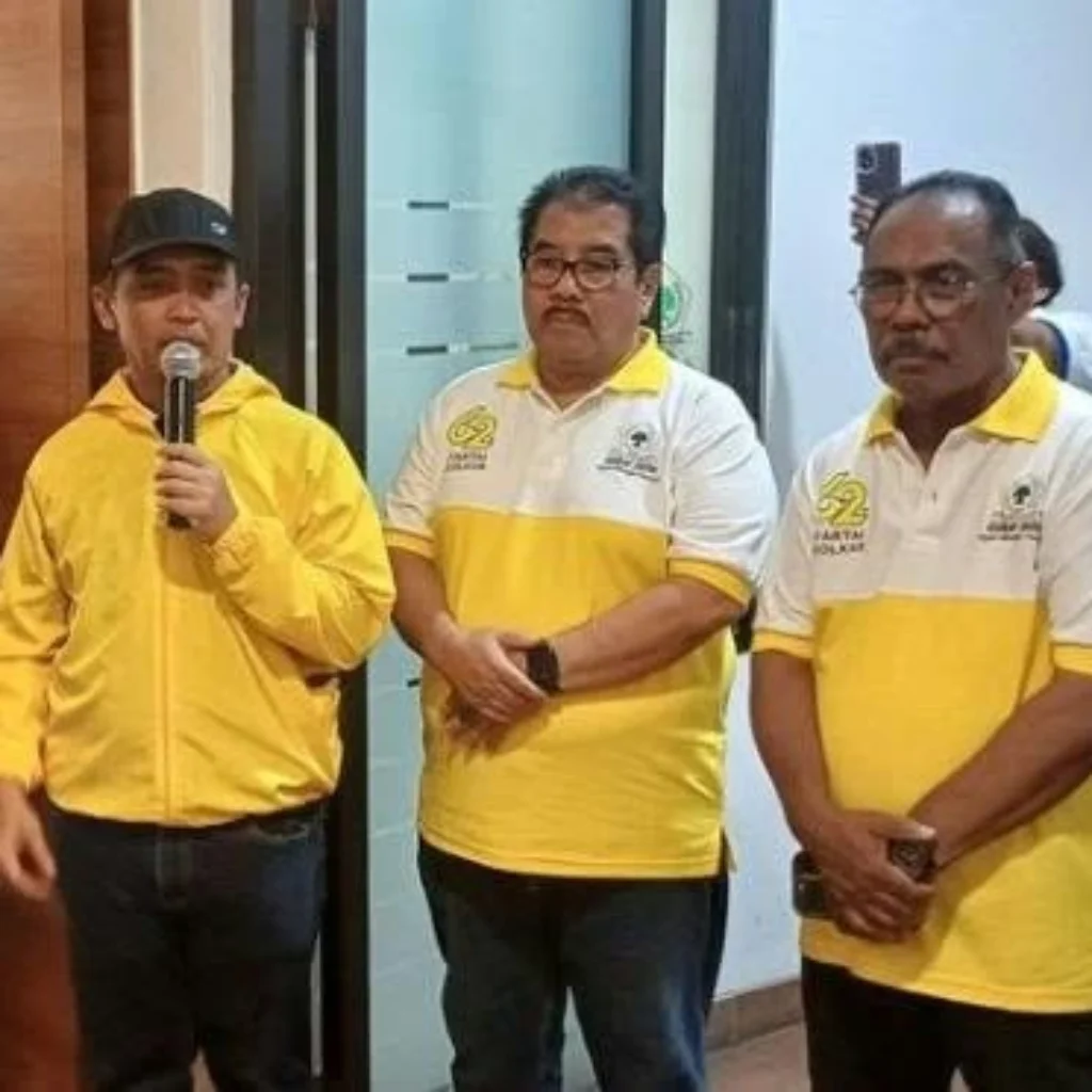 Adhi Wibowo dalam kegiatan pengobatan gratis dan pembagian bantuan sosial Golkar Jatim di Surabaya