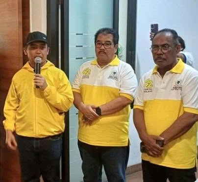 Adhi Wibowo dalam kegiatan pengobatan gratis dan pembagian bantuan sosial Golkar Jatim di Surabaya