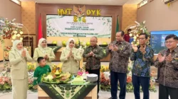 HUT ke-24 Dharmayukti Karini Pamekasan Diwarnai Lomba Kudapan hingga Edukasi Kesehatan 4 Pengurus Dharmayukti Karini Pamekasan memotong tumpeng saat HUT ke-24