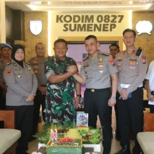 HUT ke-81 TNI, Kapolresta Sumenep Beri Kejutan ke Dandim 0827 dengan Kue dan Tumpeng